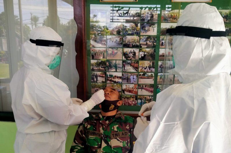 podiumnews.com-63 Anggota TNI Kodim Klungkung Ikuti Tes Usap Cegah Penyebaran COVID-19